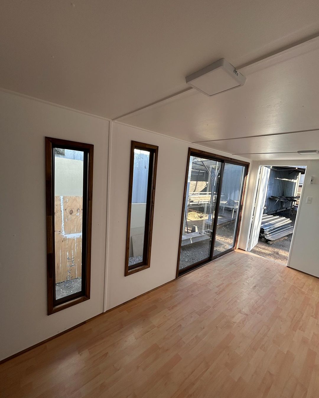Contenedor de oficina 6×3 m (18 m²) – módulo prefabricado profesional aislado