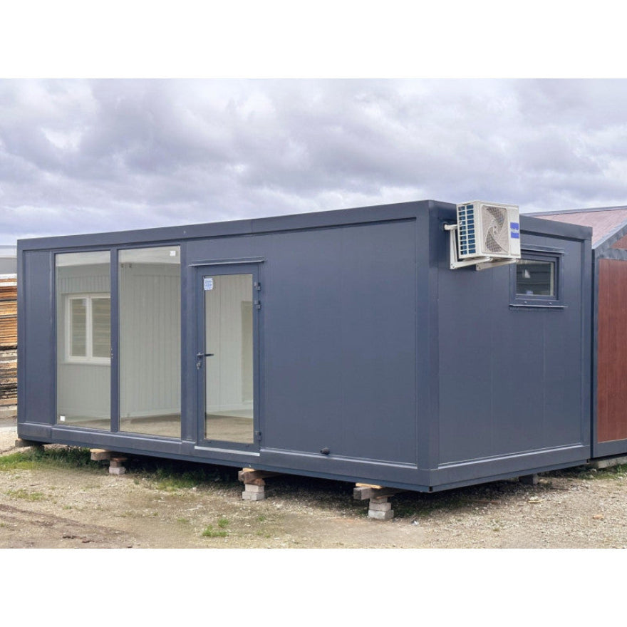 Contenedor elevado 7×3 m con grandes vitrinas, aire acondicionado y baño – módulo prefabricado tipo oficina o showroom