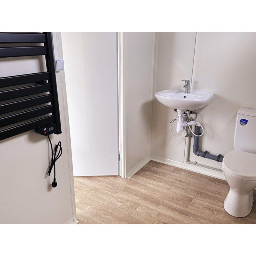 Contenedor elevado 7×3 m con grandes vitrinas, aire acondicionado y baño – módulo prefabricado tipo oficina o showroom
