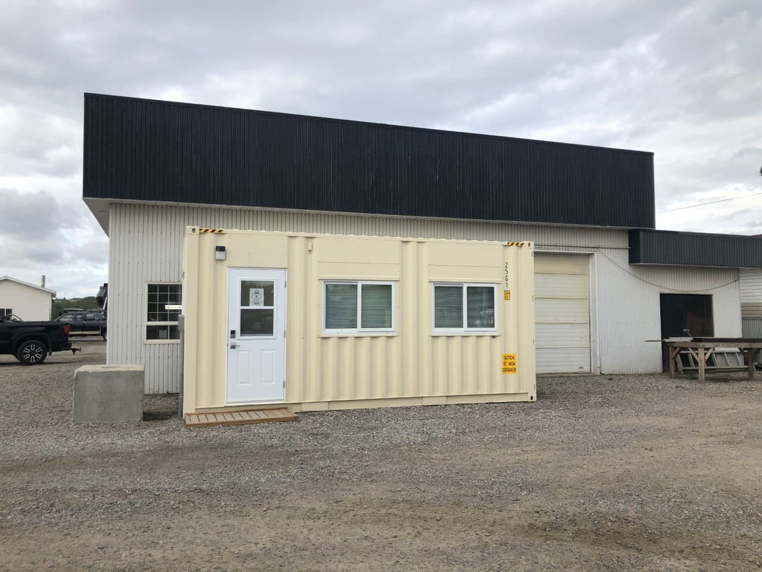 Contenedor marítimo de 20 pies modificado como oficina – espacio modular industrial listo para uso