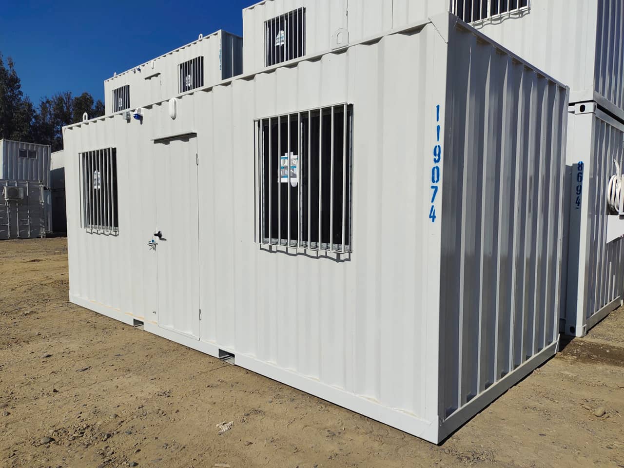 Contenedor marítimo de 20 pies modificado con oficina y baño completo – módulo industrial equipado