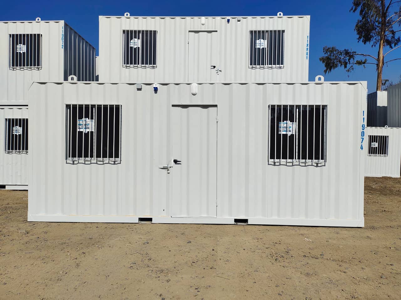 Contenedor marítimo de 20 pies modificado con oficina y baño completo – módulo industrial equipado