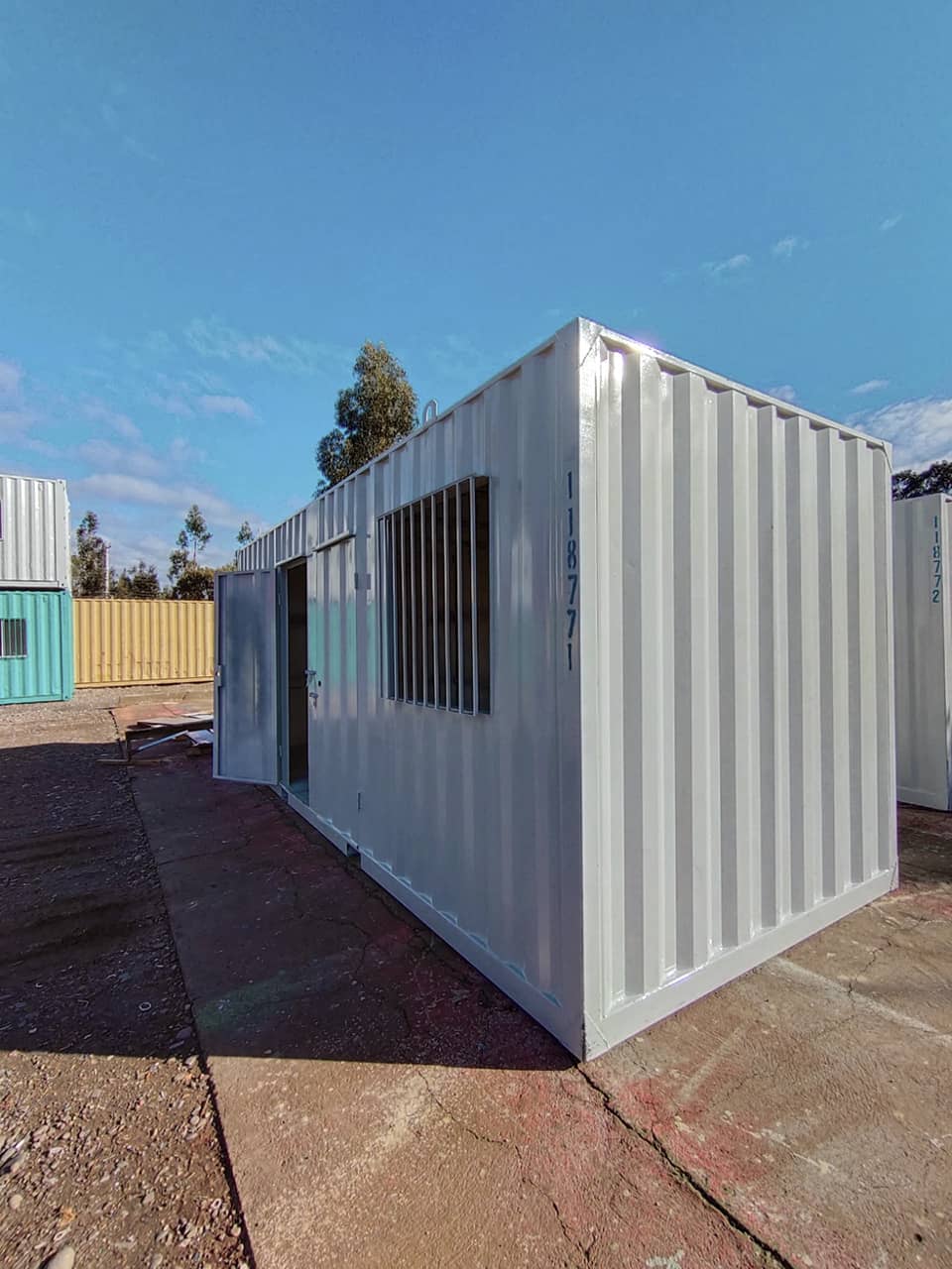 Contenedor marítimo de 20 pies modificado con oficina y baño completo – módulo industrial equipado