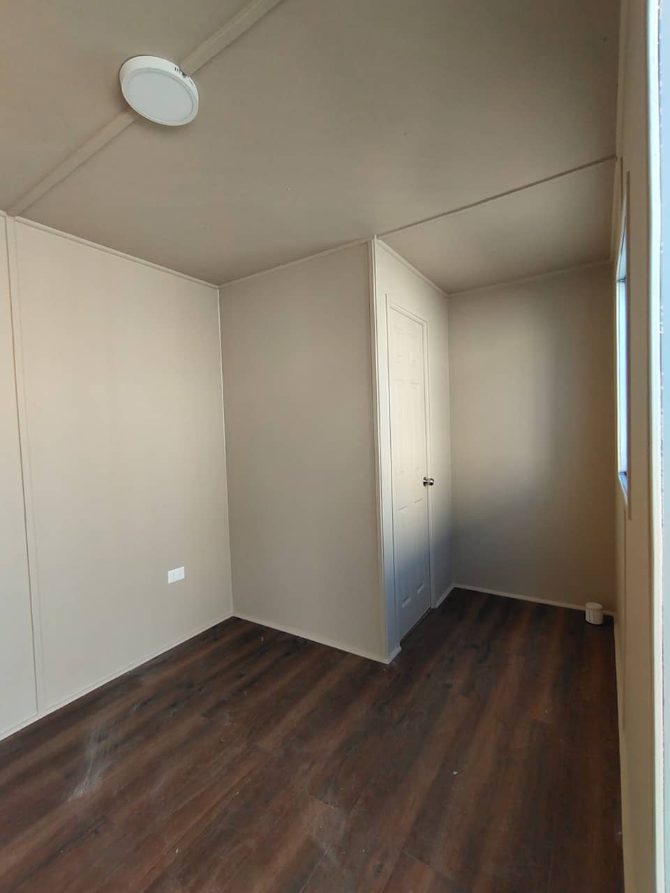 Contenedor marítimo de 20 pies modificado con oficina y baño completo – módulo industrial equipado