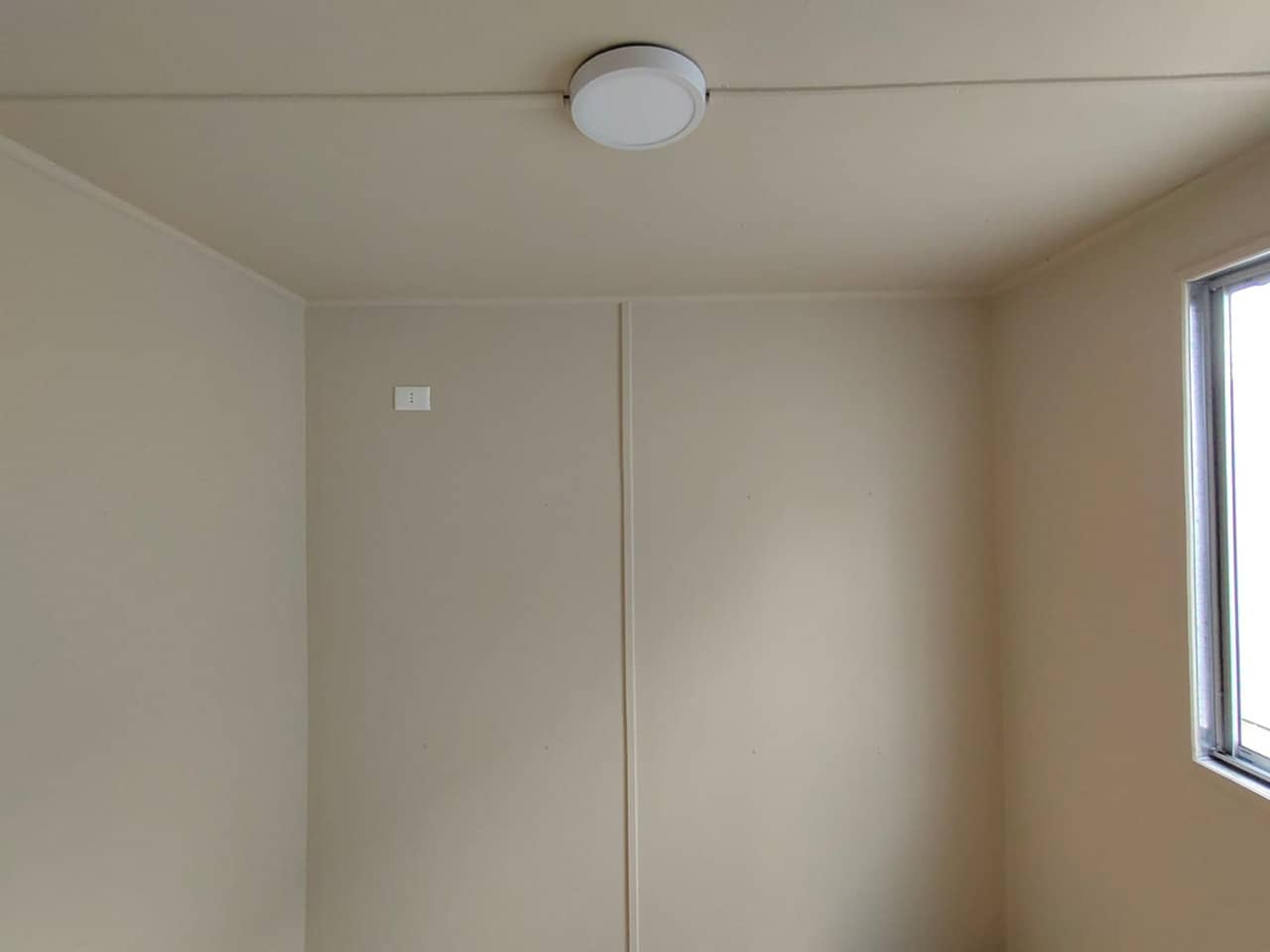 Contenedor marítimo de 20 pies modificado con oficina y baño completo – módulo industrial equipado