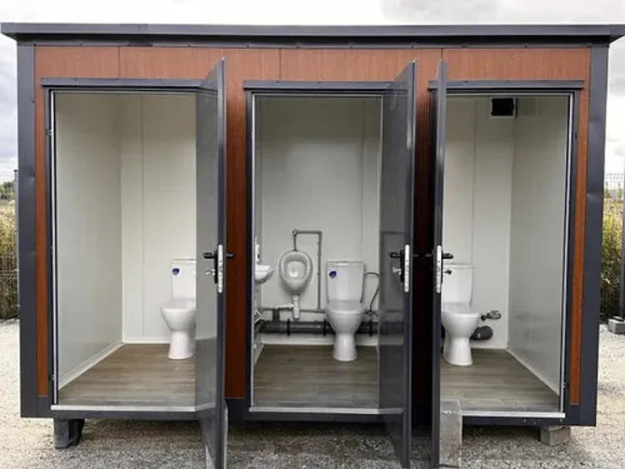 Contenedor sanitario tipo pabellón con triple cabina – módulo prefabricado de 3 WC para obra y uso intensivo