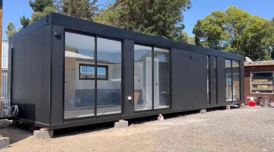 Módulo prefabricado Montes 36 m² – 2 dormitorios, baño y diseño moderno con amplios ventanales