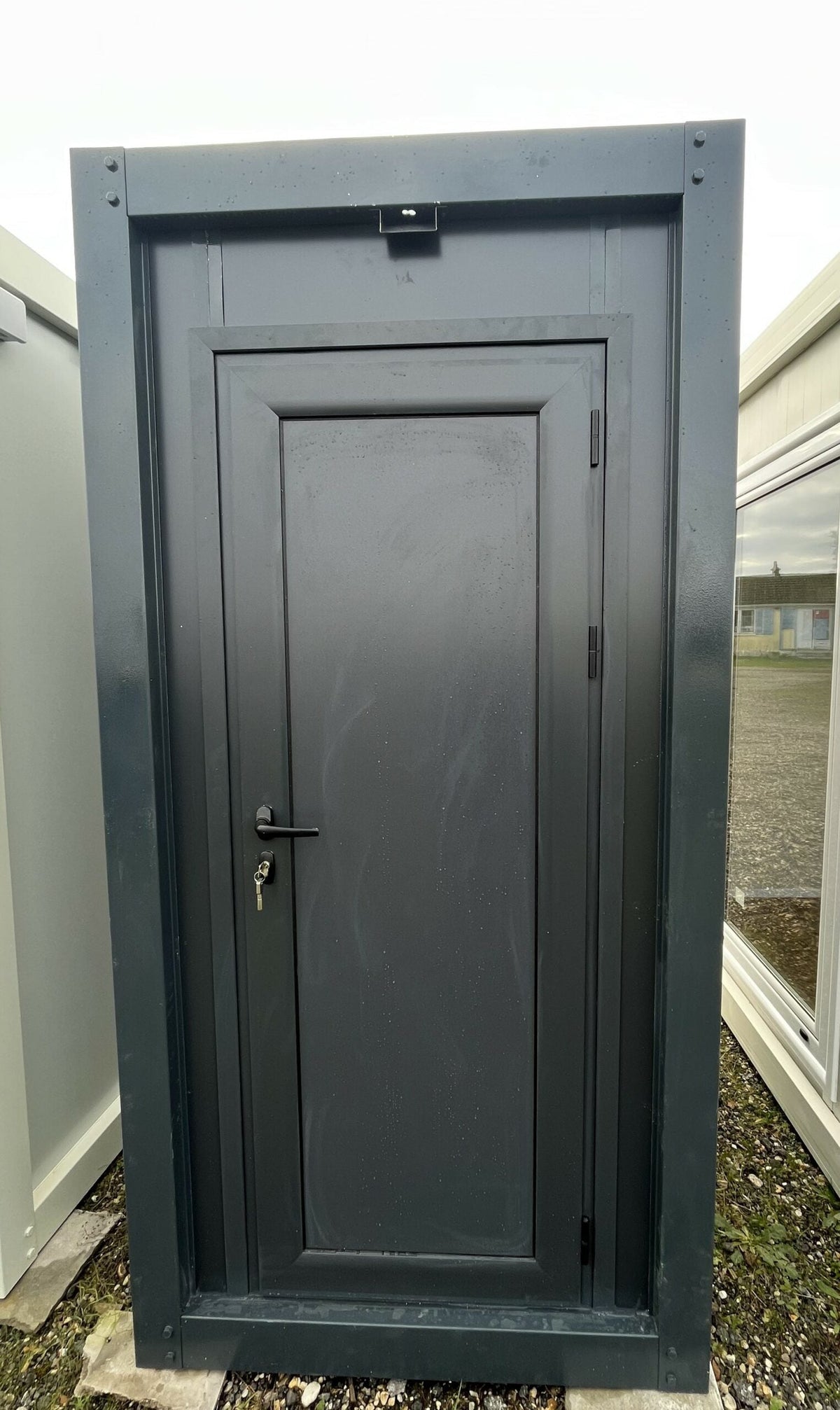 Módulo sanitario WC simple color gris – cabina prefabricada compacta con lavabo para obra y uso profesional