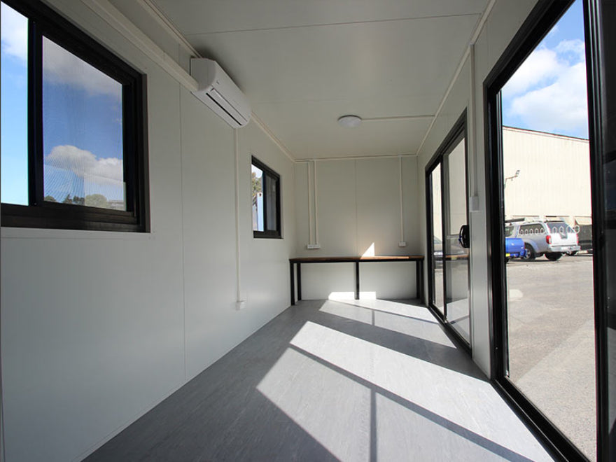 Oficina de contenedores de 40 pies equipada – módulo prefabricado con climatización, baño y espacio de trabajo