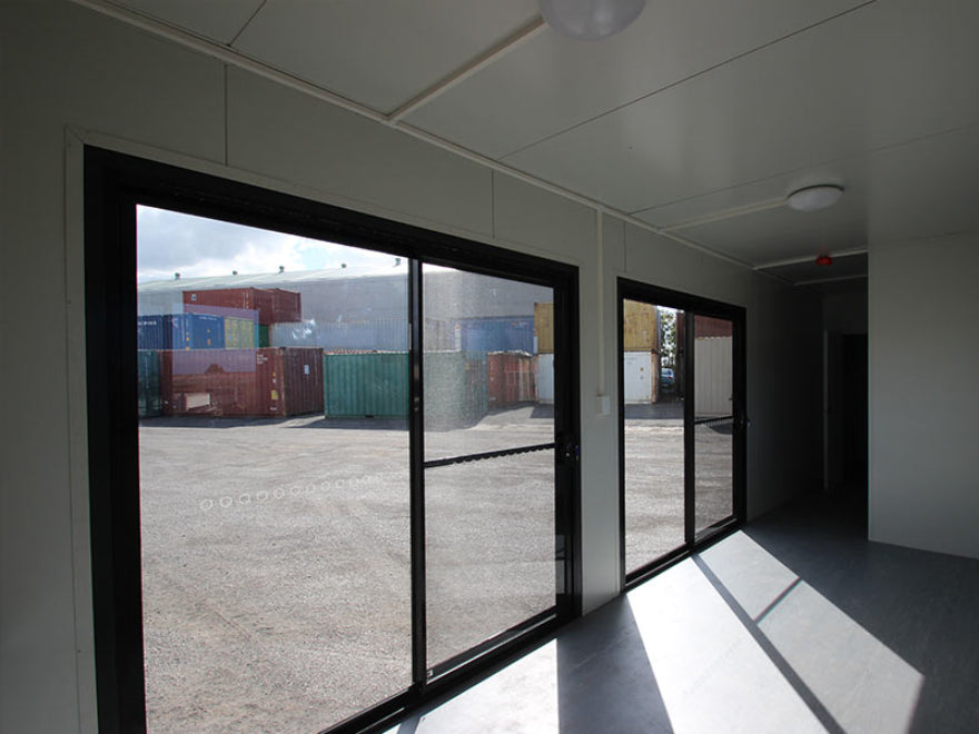Oficina de contenedores de 40 pies equipada – módulo prefabricado con climatización, baño y espacio de trabajo