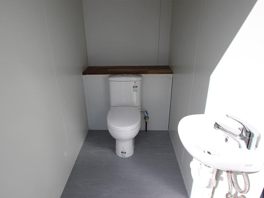 Oficina de contenedores de 40 pies equipada – módulo prefabricado con climatización, baño y espacio de trabajo