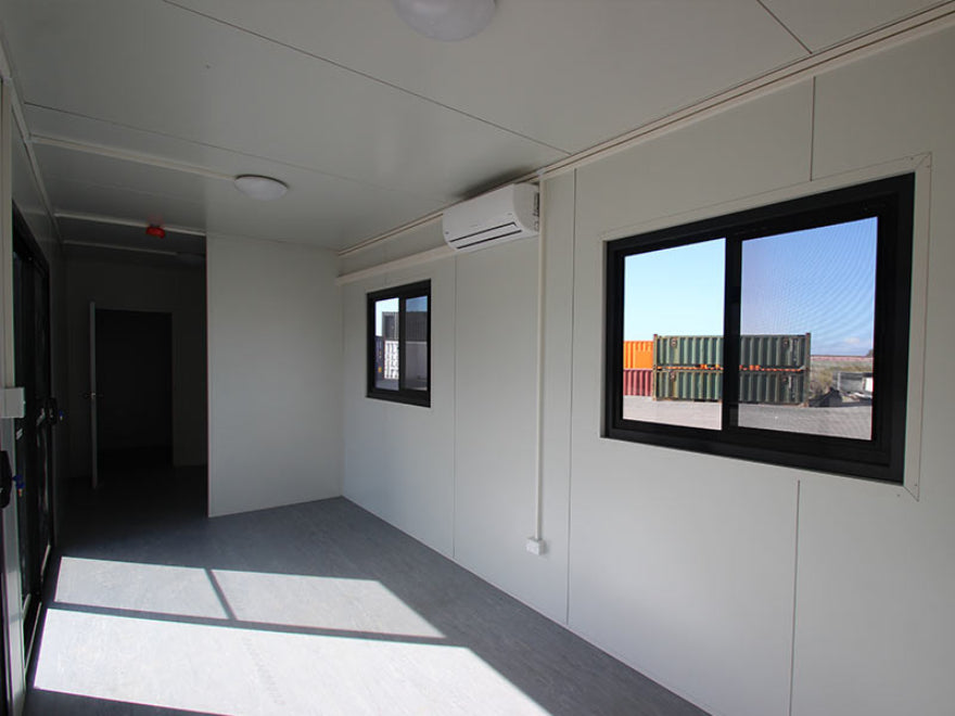 Oficina de contenedores de 40 pies equipada – módulo prefabricado con climatización, baño y espacio de trabajo
